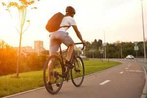 Voordelen van fietsen voor het lichaam: gezonde fietsrit buiten in de natuur