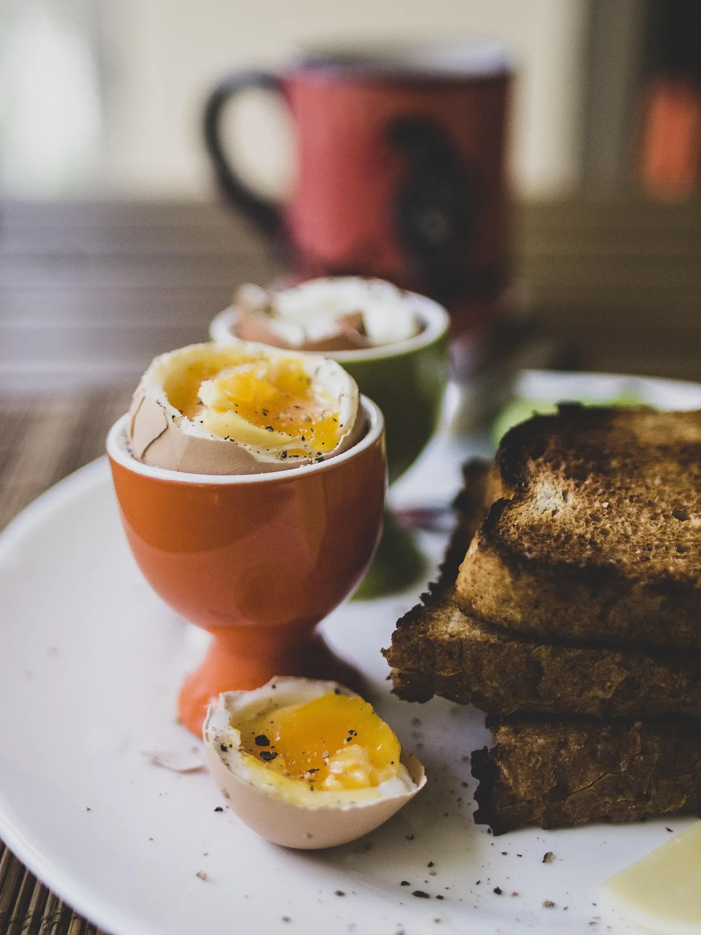 Simpele en voedzame lunch met gekookte eieren en toast voor weinig geld.