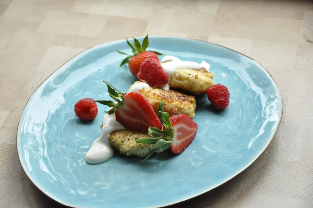 Lichte lunch met hüttenkäse, aardbei en framboos voor een frisse eiwitrijke maaltijd.
