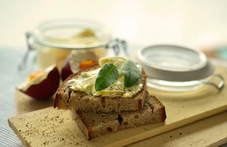 Volkoren boterham met romige kruidenkaas en verse kruiden voor een simpele gezonde lunch.