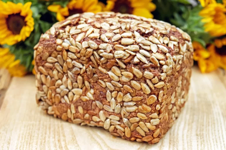Stevig volkorenbrood met zaden, perfect voor gezonde en voedzame lunchideeën.