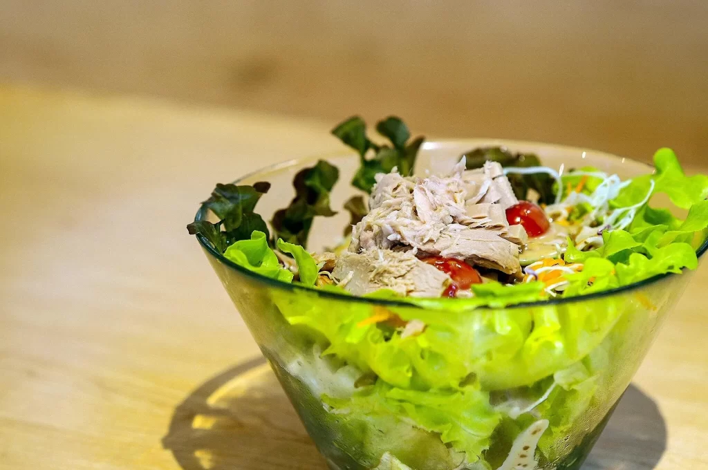 Frisse lunchsalade met tonijn, sla en groenten voor een lichte eiwitrijke maaltijd.