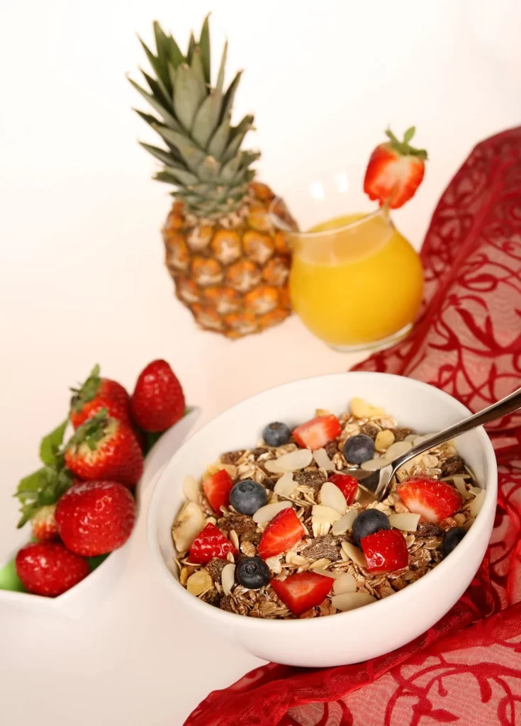 Voordelige en gezonde lunch met muesli, vers fruit en noten voor extra energie.
