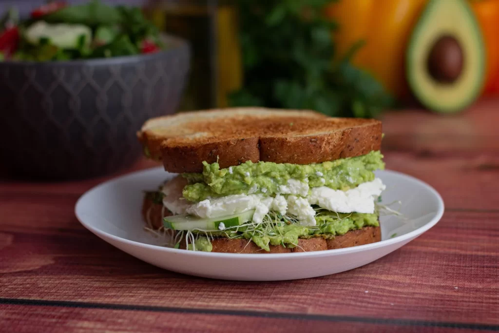 Gezonde toast met avocado, kaas en frisse groenten voor een lichte maar vullende lunch.