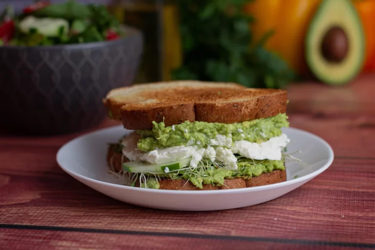 Gezonde toast met avocado, kaas en frisse groenten voor een lichte maar vullende lunch.