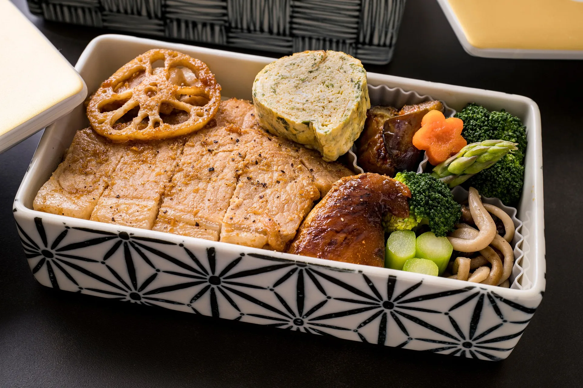 Handige bento met vlees, ei en groenten voor een voedzame lunch onderweg.