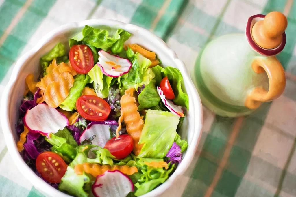 Frisse salade met tomaat, radijs en wortel voor een lichte gezonde lunch.