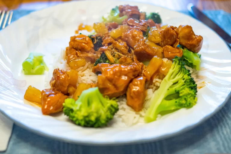 Warme lunch met kip, rijst en broccoli voor een vullende en eiwitrijke maaltijd.