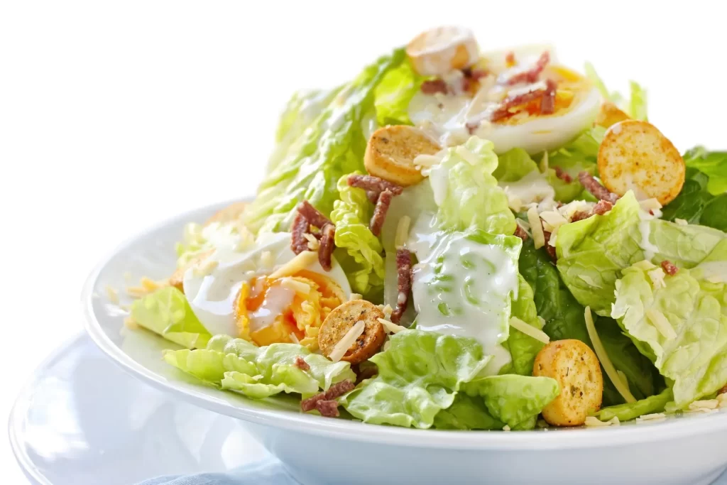 Frisse salade met ei, kaas en croutons voor een makkelijke lunch thuis.