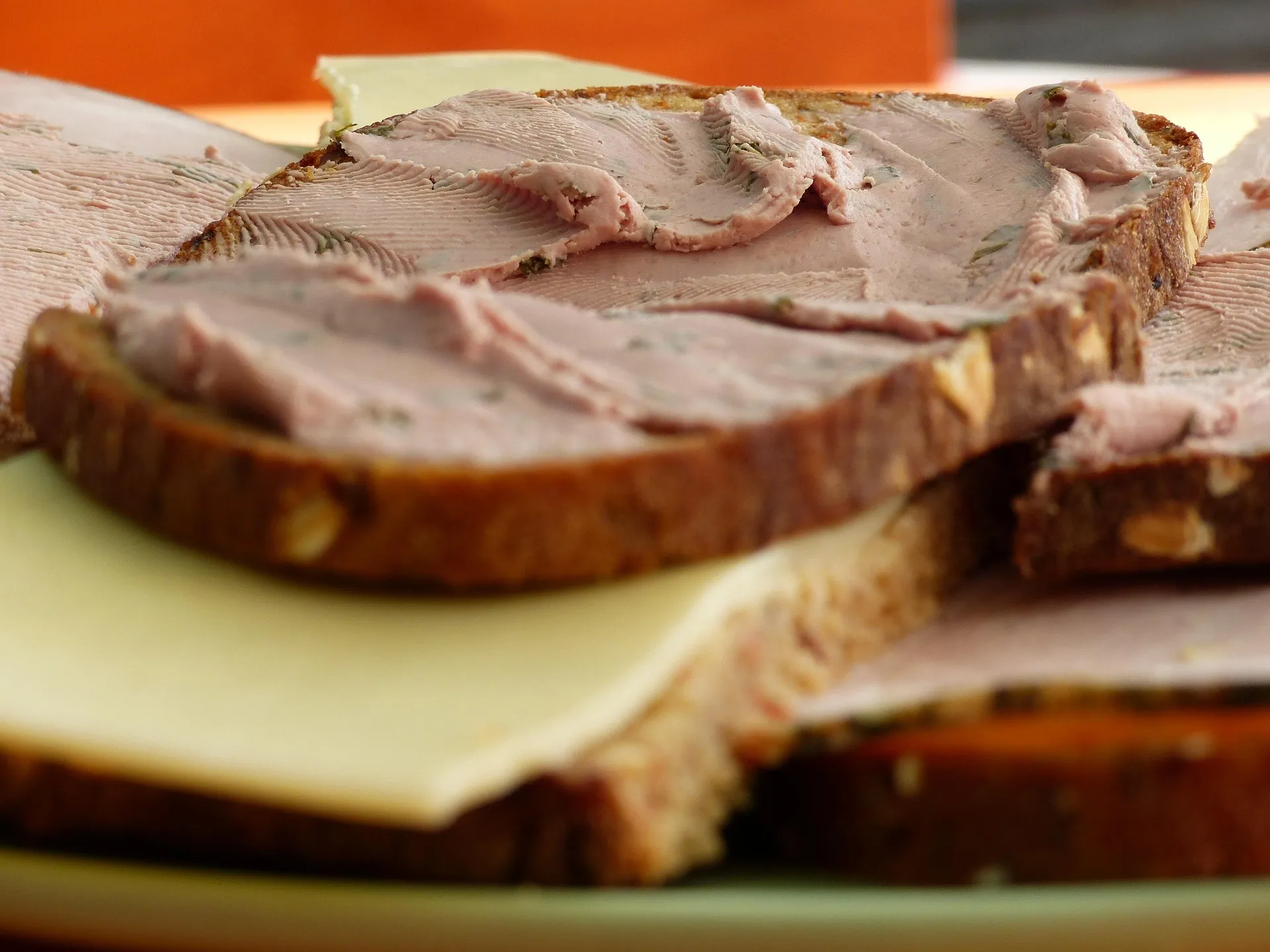 Volkoren boterhammen met mager beleg en kaas voor een eenvoudige lunch.