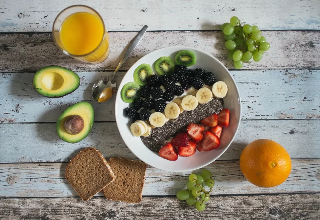 Gezonde bowl met fruit, chia en volkoren toast voor een snelle lunch.