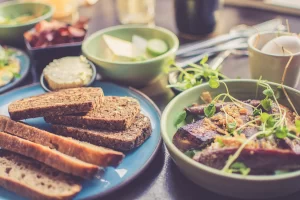 Beroemdheden Gezonde lunch met volkorenbrood, geroosterde groenten en frisse toppings.