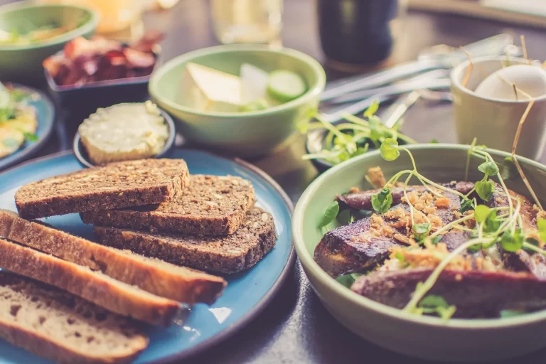 Home Gezonde lunch met volkorenbrood, geroosterde groenten en frisse toppings.