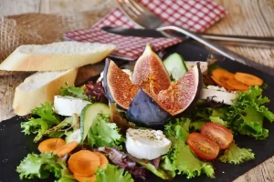Beroemdheden Kleurrijke salade met geitenkaas, vijgen en verse groenten voor een lichte gezonde lunch.