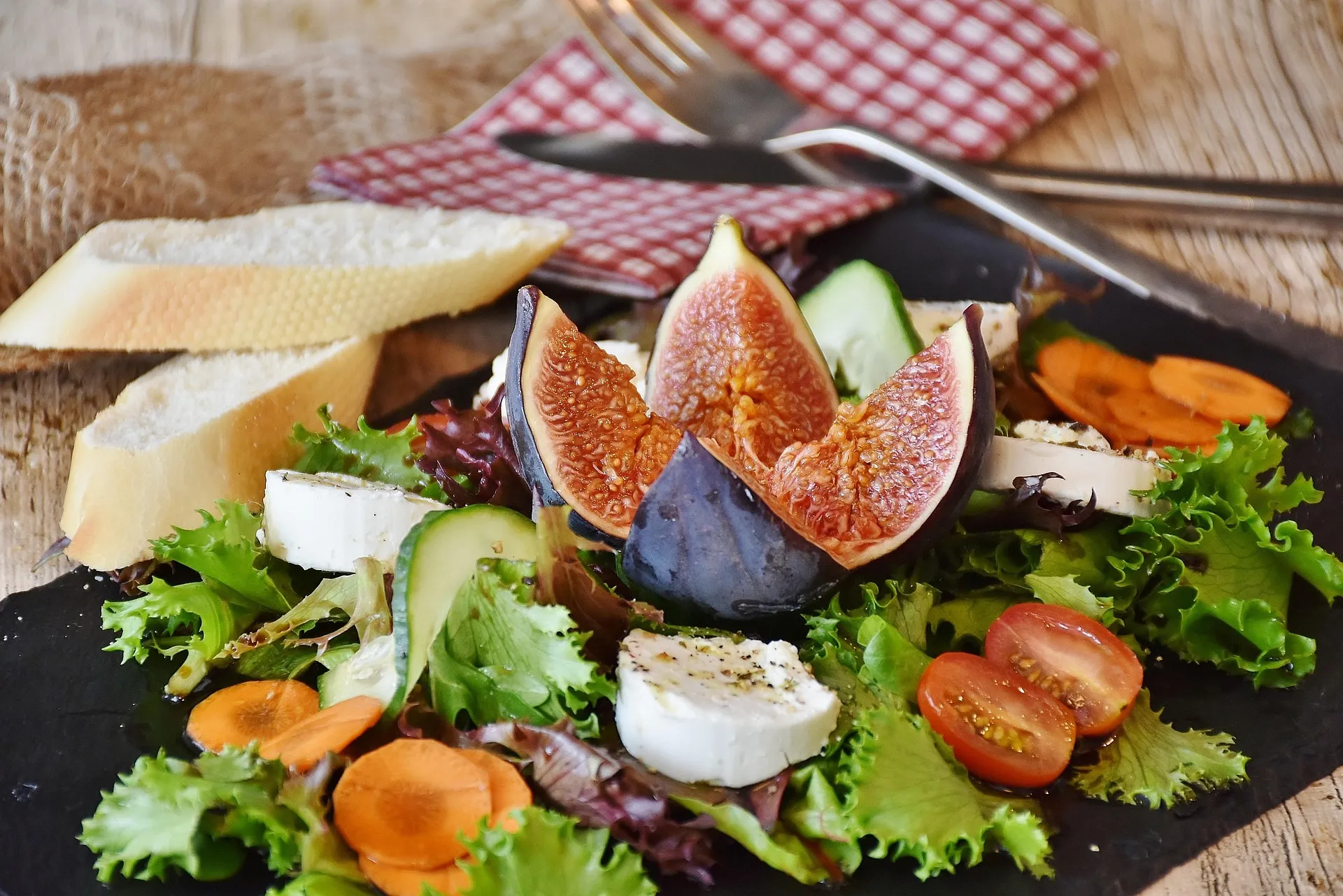 Kleurrijke salade met geitenkaas, vijgen en verse groenten voor een lichte gezonde lunch.