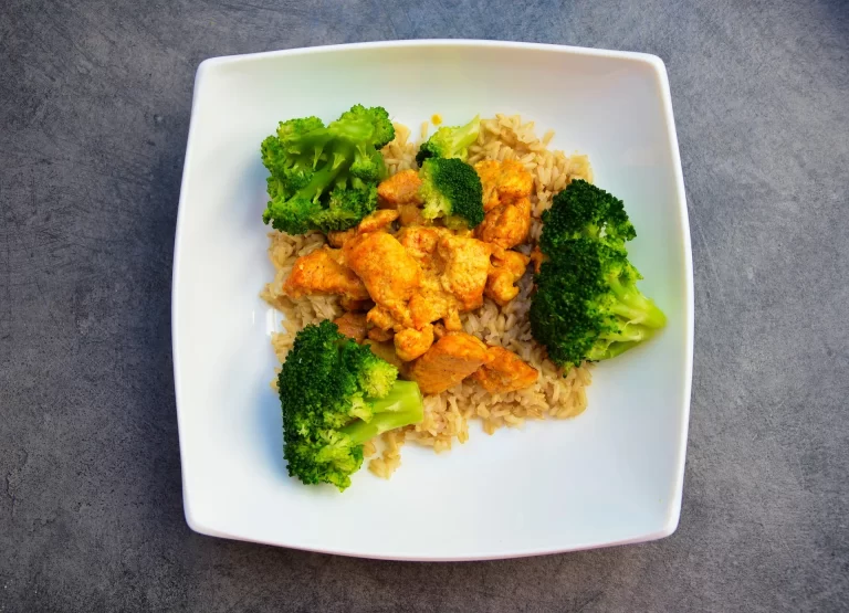 Snelle lunch met kip, rijst en broccoli voor een voedzame en makkelijke maaltijd.